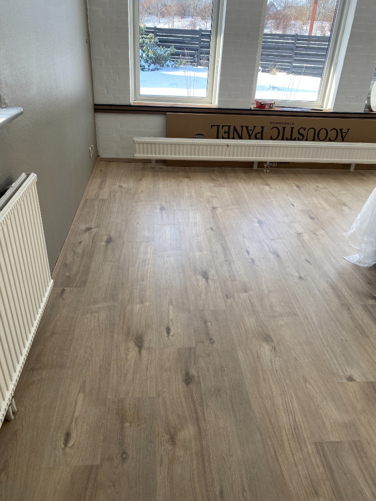 Laminatgulv lagt i trælook